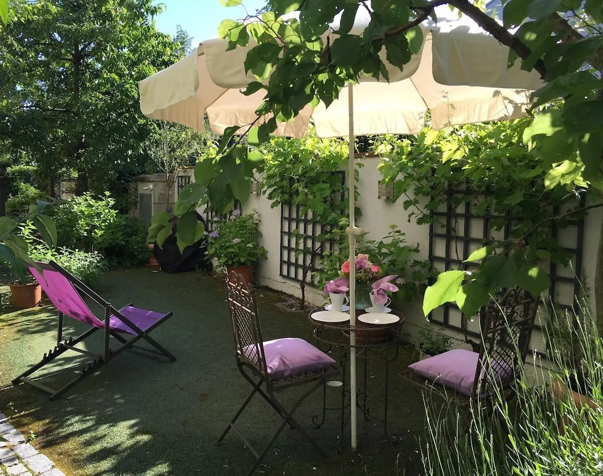 Stylish Garden Apartment In Central Monachium